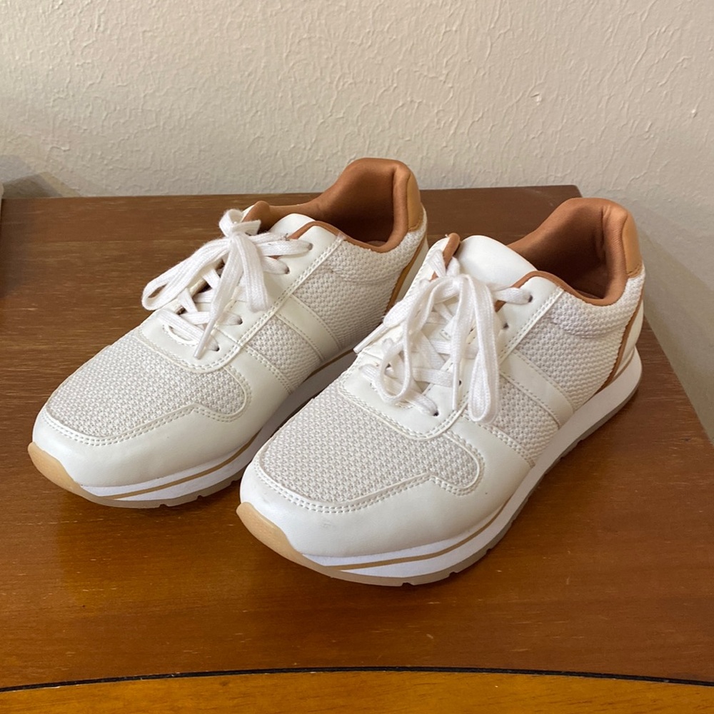 Banana Republic white knit and leather-style tennis shoes with brown accents